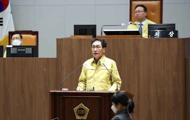 ▲ 충남도의회 민주당 김영권 의원(아산1)이 18일 제318회 임시회 1차 본회의 5분 발언을 통해 서부내륙고속도로 건설 사업의 공사계획 변경을 촉구하고 있다.ⓒ충남도의회