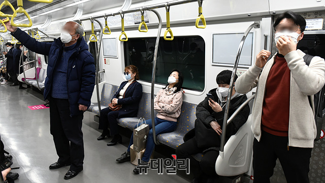 ▲ 서울의 한 지하철에서 시민들이 마스크를 착용한 채 간격을 두고 앉아있다. ⓒ박성원 기자