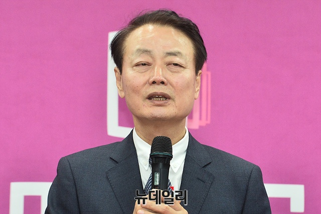▲ 한선교 미래한국당 대표가 19일 오후 서울 영등포구 미래한국당 당사에서 열린 당 대표직 사퇴 기자회견을 갖고 있다. ⓒ박성원 기자