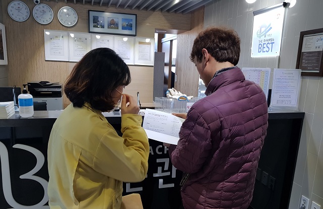 ▲ 관내 관광업계를 직접 방문해 코로나19 위기극복 방안으로 문화체육관광부가 마련한 관광진흥개발기금 특별융자 및 융자금 상환유예, 경상북도 관광진흥기금 등을 홍보했다.ⓒ울릉군