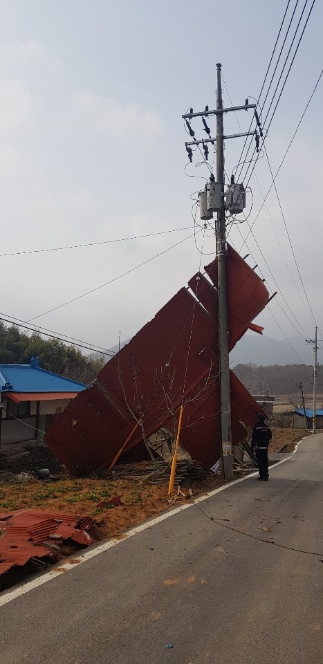 ▲ 17일 충남 홍성군 장곡면 주택이 거센 강풍으로 지붕이 뜯긴 채 날라가 전봇대에 걸쳐 있다.ⓒ충남도