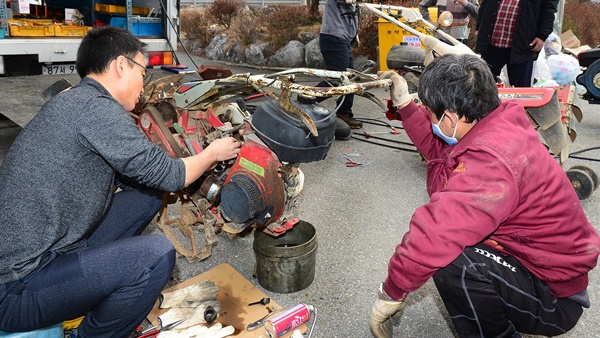 ▲ 20일 도농업기술원은 농기계 안전사고를 예방하려면 사용방법과 주의사항을 충분히 숙지한 후 작업을 하고 부품은 시기에 맞춰 교체해야 한다고 밝혔다. ⓒ충북도농업기술원