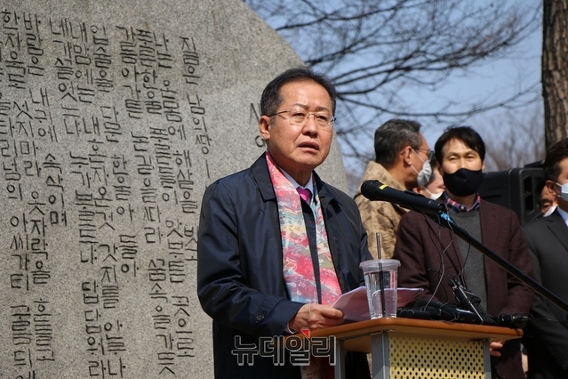 ▲ 홍준표 전 자유한국당 대표가 20일 미래통합당을 탈당했다. 사진은 지난 17일 수성못 이상화 시비 앞에서 열린 출마선언 장면.ⓒ뉴데일리