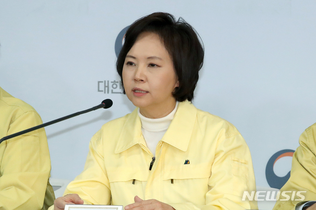 ▲ 이의경 식품의약품안전처 처장이 지난 5일 오후 정부서울청사에서 마스크 수급 안정화 대책 합동브리핑을 하고 있다. 2020.03.05.ⓒ뉴시스
