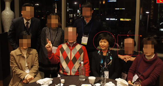 ▲ 온라인에서 유포되고 있는 이의경 처장과 이재현 교수가 함께 만찬을 즐긴 사진. 이의경 처장(붉은색 원) 왼쪽에 자리한 사람(붉은색 네모)이 이재현 교수다.