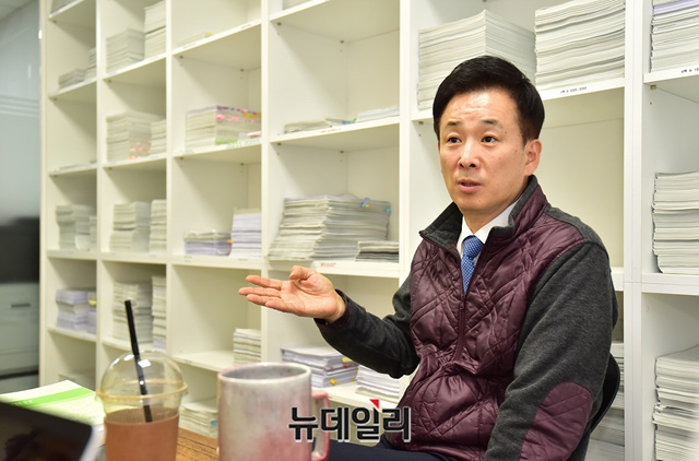 ▲ 유영하 변호사는 인터뷰 도중 박근혜 전 대통령에 대해 이야기하며 울먹거렸다. 그는 한번도 박 전 대통령의 뜻과 다른 이야기를 한 적이 없다고 했다. ⓒ정상윤 기자