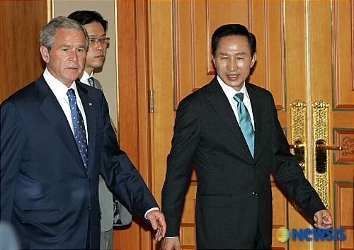 ▲ 이명박 전 대통령과 조지 부시 전 미국 대통령이 2008년 8월 6일 오전 청와대에서 한·미 정상회담을 갖기에 앞서 회담장으로 입장하고 있다. ⓒ뉴시스