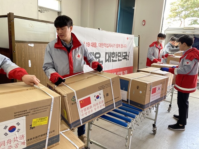 ▲ 충북적십자사는 20일 충주와 진천지역 자가격리자들에게 시방식량세트를 전달했다. 사진은 중국에서 보내온 마스크.ⓒ충북적십자사