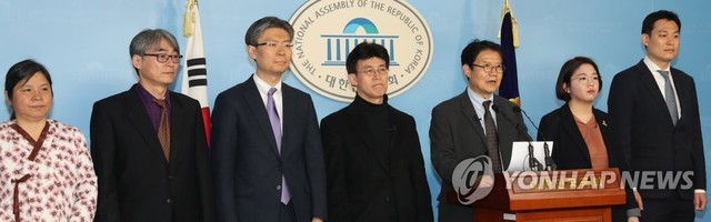 ▲ 비례연합정당에 참여한 각당 대표들이 지난 18일 오후 서울 여의도 국회 정론관에서 기자회견을 열고 더불어시민당을 출범시켰다. ⓒ연합뉴스