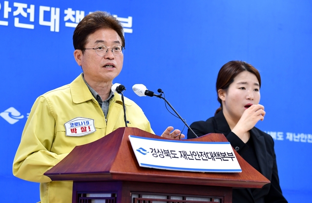 ▲ 이철우 경북도지사는 이날 오전 도청에서 브리핑을 통해 “경북도는 어제(20일)부터 역학조사관 등 즉각대응팀을 파견해 조사하고 있으며, 21일 질병관리본부의 즉각대응팀이 추가로 합류한다”고 말했다.ⓒ경북도