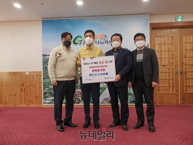 ▲ 왼쪽부터 김대근 홍보국장, 이강덕 포항시장, 국제와이즈멘 경북동지방 진영기 지방장, 조종복 사무국장.ⓒ뉴데일리