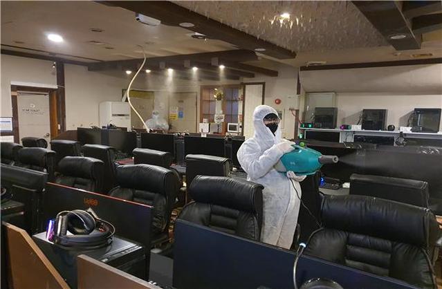 ▲ 청도군(군수 이승율)은 20일 다중이용시설인 관내 PC방(5개소), 노래방(14개소), 교회·사찰·성당 등 종교시설(189개소) 사업장에 대해 코로나19 극복을 위한집중관리에 들어갔다.ⓒ청도군