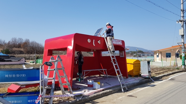 ▲ 성주군은 재활용동네마당 시설물에 대한 바닥 및 내부의 먼지와 오염물 제거 등을 실시했다.ⓒ성주군