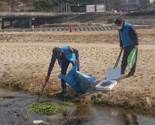 ▲ 영주시 가흥2동 주민자치위원회(위원장 강병욱)는 21일 서천 주변 방역 및 환경 정화활동을 전개했다.ⓒ영주시