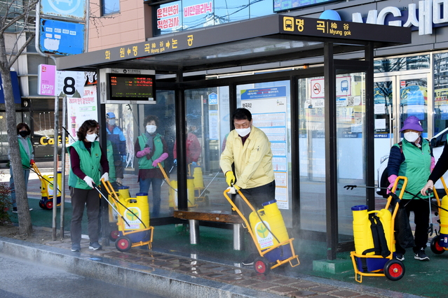 ▲ 화원읍(읍장 서재혁)새마을회 자율방재단이 20일 코로나19 지역 확산 방지를 위해 방역봉사 활동을 실시했다.ⓒ달성군