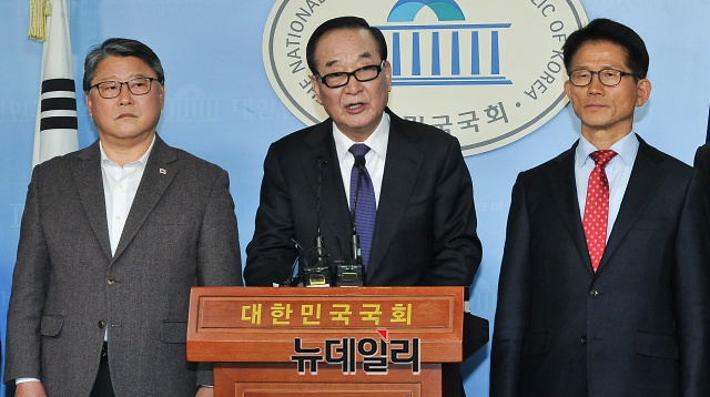 ▲ 지난 3월 3일, 국회 정론관에서 자유공화당이 출범을 선언하며 조원진 공동대표, 서청원 의원, 김문수 공동대표(왼쪽부터)가 기자회견을 개최했다. ⓒ권창회 기자