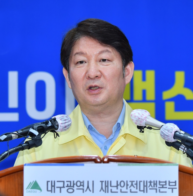 ▲ 권영진 대구시장은 22일 브리핑에서 “집단 감염위험이 높은 종교시설, 실내 체육시설, 유흥시설에 대해 앞으로 보름간 운영을 중단해 줄 것을 강력히 권고드린다”고 말했다.ⓒ대구시