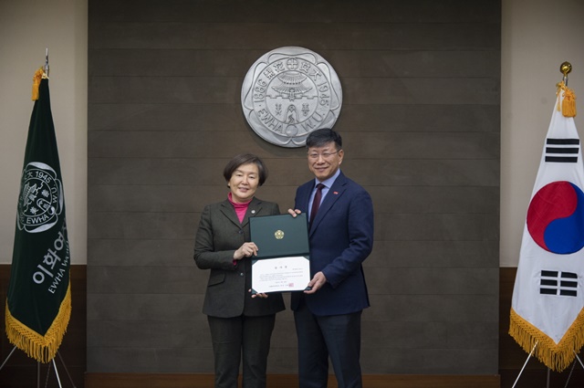 ▲ 김혜숙 이화여대 총장(좌)과 김영률 한국바스프 대표이사 회장이 기금전달식에서 기념촬영을 하고 있다. ⓒ한국바스프