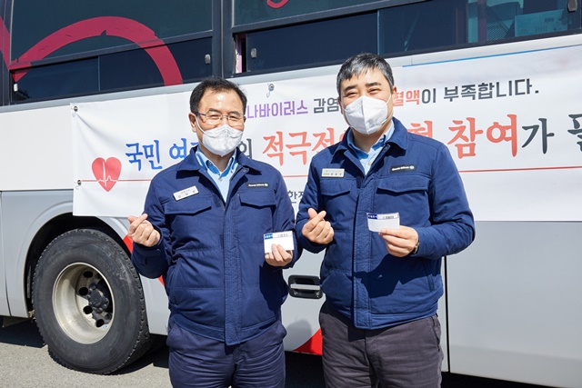 ▲ 현대오일뱅크 강달호 대표이사(좌)와 최용수 노조위원장이 단체헌혈에 앞서 기념촬영을 하고 있다. ⓒ현대오일뱅크