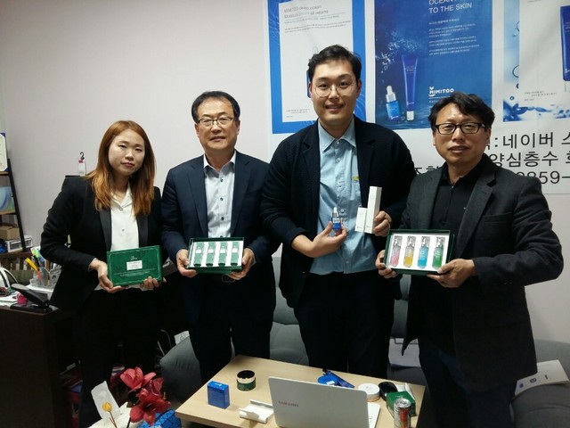 ▲ 화장품 제조업체 마린코스는 이틀에 걸쳐 인도, 스리랑카 바이어와 6건의 상담을 진행한 결과 샘플과 제품 관련 상세자료를 보내주기로 약속했다.ⓒ경북도