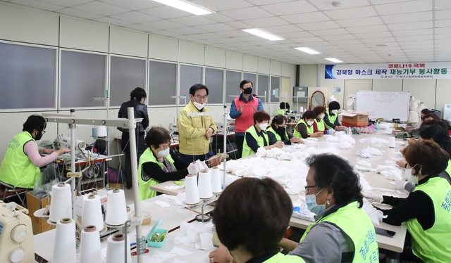 ▲ 백선기 칠곡군수도 21일 직접 교육문화회관을 찾아 자원봉사에 여념 없는 자원봉사자들을 응원했다.ⓒ칠곡군