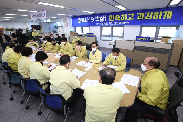 ▲ 경북도의회 초우회는 지난 19일 ‘경상북도 코로나19 비상대책본부’를 방문해 코로나 확산방지를 위해 불철주야 노력하고 있는 공직자를 격려했다.ⓒ경북도의회