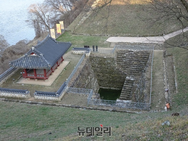 ▲ 연지는 공산성 안에 있는 연못 중 하나다. 단의 형태로 석축을 정연하게 쌓았으며 동서양측에 넓은 통로를 둔 것이 특징이고 깊이는 약 9m이다. 연못과 금강 사이에 만하루라는 정자가 있다.ⓒ김정원 기자