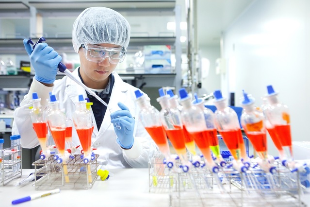 ▲ SK바이오사이언스 연구원이 백신 개발을 위한 R&D를 진행하고 있다. ⓒSK바이오사이언스
