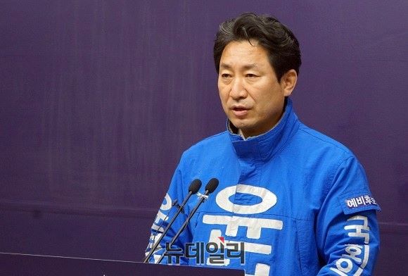 ▲ 윤형권 전 세종시의원이 23일 세종시청에서 기자회견을 열고 더불어민주당 탈당과 함께 무소속 출마를 선언하고 있다.ⓒ김동식 기자