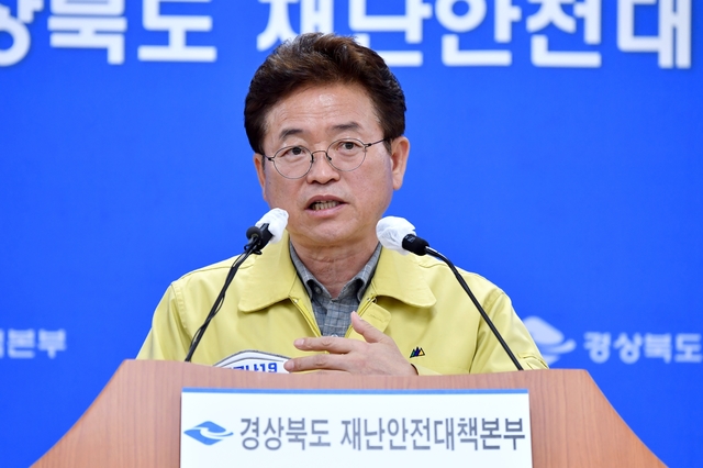 ▲ 이철우 경북도지사는 23일 오전 도청에서 브리핑을 갖고 “우리 지역 선배들이 국채보상운동으로 나라를 구하려 했던 것처럼, 이번에도 피해가 가장 큰 대구·경북부터 어려울 때 함께 나누고 극복하는 분위기가 불같이 일어나도록 해야 한다”고 말했다.ⓒ경북도