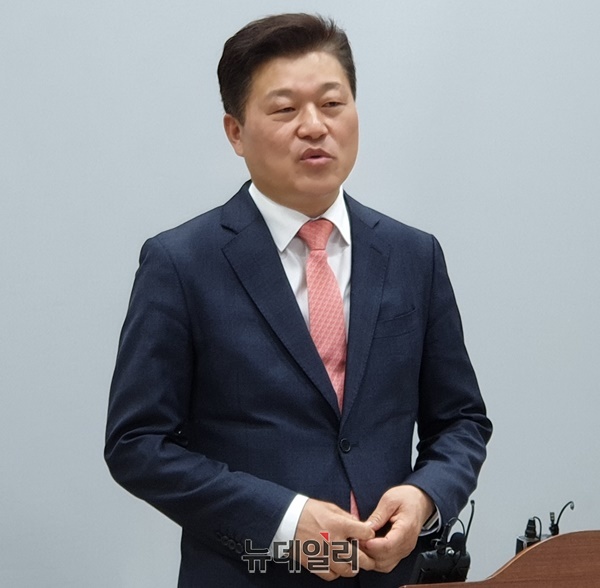 ▲ 신용한 미래통합당 예비후보가 23일 충북도청 브리핑룸에서 21대 국회의원 출마 철회 기자회견을 열고 있다.ⓒ박근주 기자