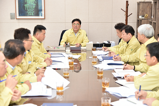 ▲ 윤경희 청송군수는 간부회의서 코로나19 지역경제 살리기 특별대책을 강구를 주문했다.ⓒ청송군