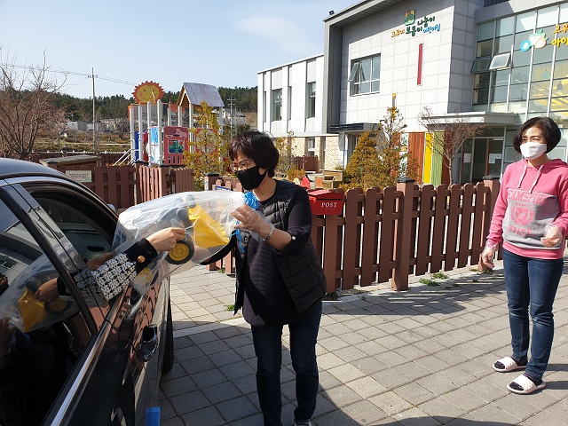 ▲ 대면접촉을 최소화한 대출방식으로 임시휴관 종료 시까지 남부아이누리장난감도서관(후포면), 고우이아이누리장난감도서관(울진읍) 2곳에서 장난감 도서관 회원을 대상으로 한시적으로 운영된다.ⓒ울진군