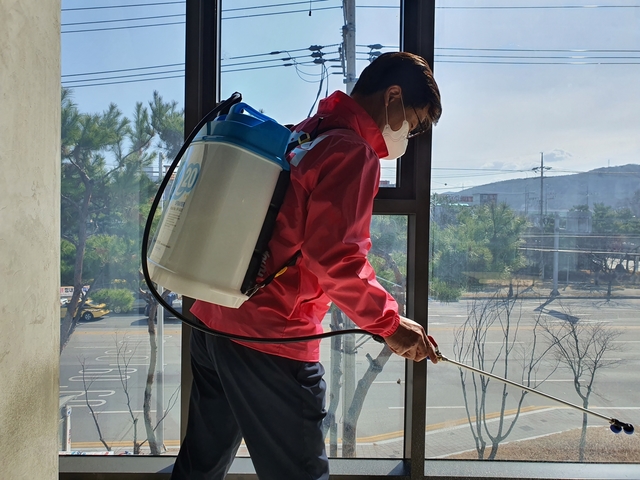 ▲ 구미시을 미래통합당 김영식 예비후보가 구미공단 기업들의 코로나19 피해에 대한 지원 절실을 재차 촉구했다. 사진은 김 예비후보가 지역내를 다니며 방역을하는 장면.ⓒ김 예비후보 측