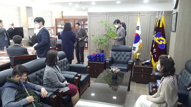 ▲ 선린대가 23일 개교 51주년인 2020년 교직원 근속표창 수여식을 개최했다.ⓒ선린대