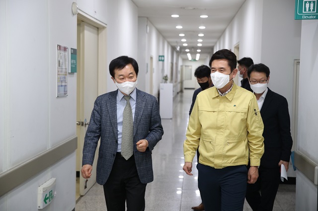 ▲ 이강덕 포항시장 코로나 감염병을 15분 내 진단이 가능한 기술을 개발한 포스텍 생명공학연구센터 (압타머 사이언스 공동개발)를 방문했다.ⓒ포항시