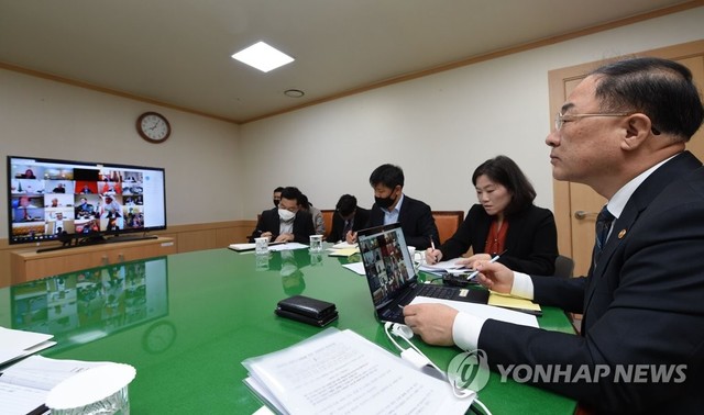 ▲ 홍남기 경제부총리 겸 기획재정부 장관이 23일 정부서울청사에서 글로벌경제와 코로나19 펜데믹 대응방안 논의를 위해 열린 'G20 특별 화상 재무장관·중앙은행총재회의'에 참석하고 있다.ⓒ연합뉴스