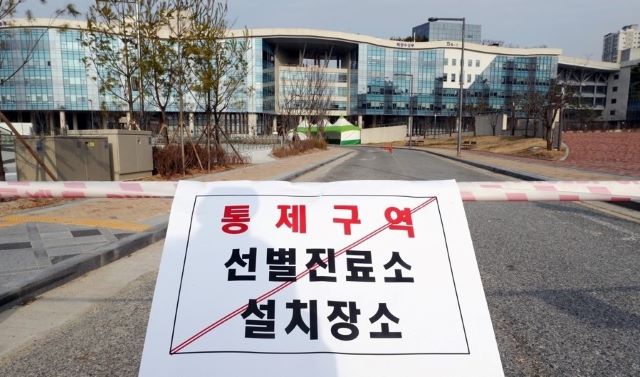 ▲ 정부세종청사 내 중앙부처 중 ‘코로나19’ 확진자가 가장 많이 발생한 해양수산부를 중심으로 보건복지부, 교육부, 국가보훈처 등에 통제 안내문이 붙어있다.ⓒ세종시