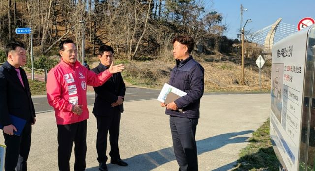 ▲ 김중로 세종갑 미래통합당 총선 예비후보가 23일 세종시 한솔동에 위치한 세종보를 방문한 자리에서 “세종보의 수문을 이제 그만 닫아야 한다”고 말했다.ⓒ김중로 의원실