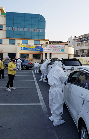 ▲ 안동시는 코호트 격리 중인 사회복지시설 40개소 종사자 82명을 대상으로 드라이브 스루 방식으로 사전 진단 검사를 했다.ⓒ안동시