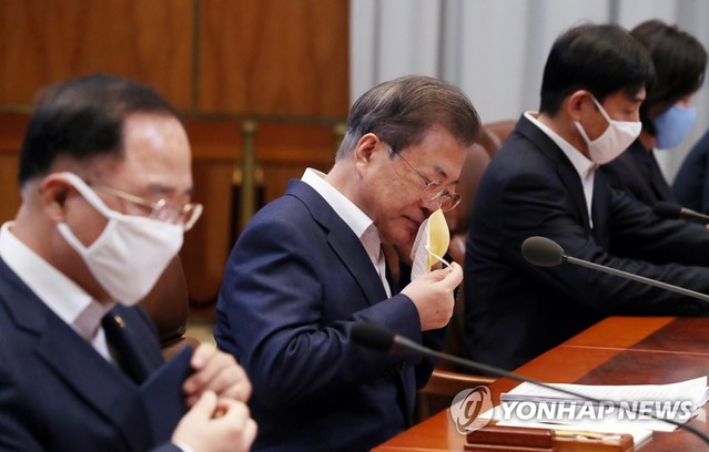 ▲ 문재인 대통령이 지난 19일 1차 비상경제회의에서 마스크를 벗고 있다. 청와대는 