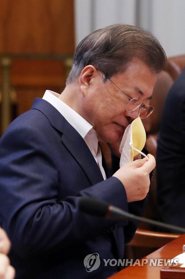 ▲ 문재인 대통령이 지난 19일 청와대에서 열린 코로나19 1차 비상경제 회의에 참석해 면마스크를 벗고 있다. 면마스크 안쪽으로 필터가 보인다. ⓒ연합뉴스