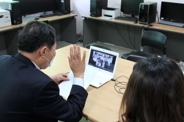 ▲ 유원대학교 채훈관 총장이 ‘코로나19’의 확산방지를 위해 진행 중인 치위생학과, 교양융합학부, 언어치료학과 등의 원격강의에 깜짝 등장해 학생들을 격려하고 있다.ⓒ유원대학교