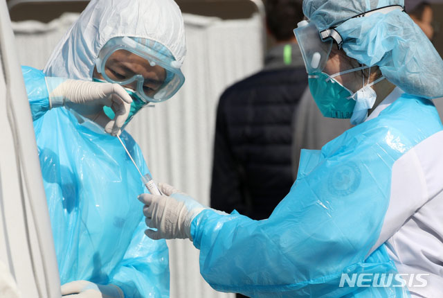 ▲ 환자로부터 채취한 검체를 수송배지에 넣는 서울의료원 의료진(사진과 기사내용은 직접적 연관이 없습니다.)ⓒ뉴시스. 무단전재 및 재배포 금지.