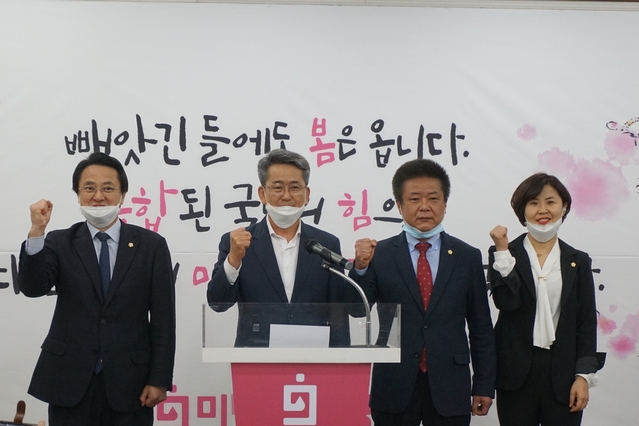 ▲ 박갑상 대구시의원(북구 제1선거구)·이정열 북구의회 의장(산격1·2·3·4·대현동)․송창주 북구의회 의원(복현1․2․검단동)은 24일 미래통합당 탈당과 함께 정태옥 의원 지지 선언을 했다.ⓒ정 의원실