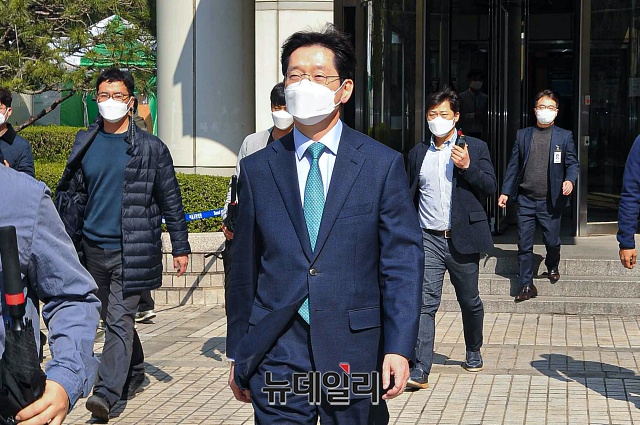 ▲ 김경수 경남도지사가 24일 서울고법 형사2부(함상훈 부장판사) 심리로 열린 자신의 항소심 속행공판을 마치고 법정을 나서고 있다. ⓒ권창회 기자