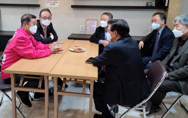 ▲ 4·15 총선 세종시 을선거구 자유통합당 김병준 예비후보가 24일 자신의 선거캠프에서 오픈하우스를 연 가운데 시민들과 대화를 나누고 있다.ⓒ김병준 예비후보 캠프