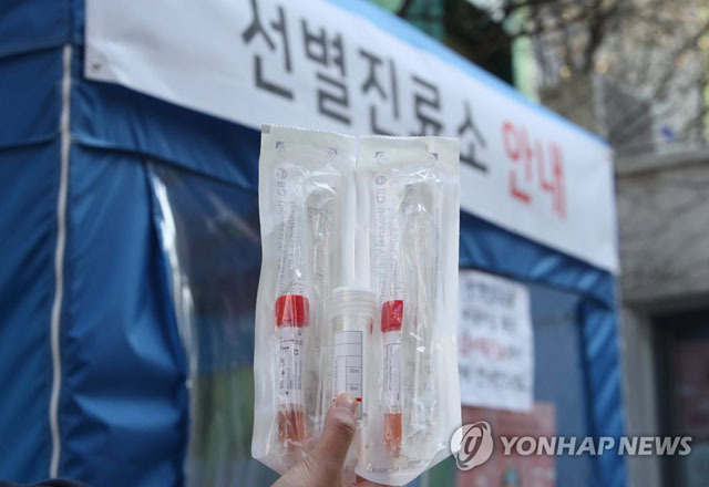 ▲ 우한코로나 검체 채취 키트. 20cm 길이의 면봉으로 코와 목 뒷부분의 검체를 추출한다. ⓒ연합뉴스. 무단전재 및 재배포 금지.