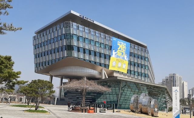 ▲ 24일 낮 화창한 봄 날씨 속 세종시청에 ‘코로나19’ 위기극복 ‘사회적 거리두기’ 대형 현수막이 걸려있다.ⓒ김동식 기자