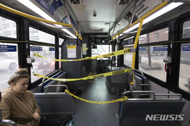 ▲ 승객과 운전사를 분리하기 위해 테이프를 친 뉴욕 버스 모습이다. ⓒ뉴시스